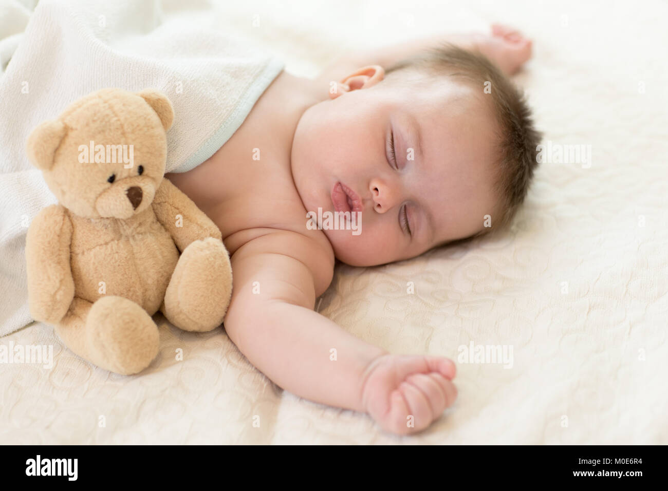 Sleeping neonato ragazzo con Teddy bear Foto Stock