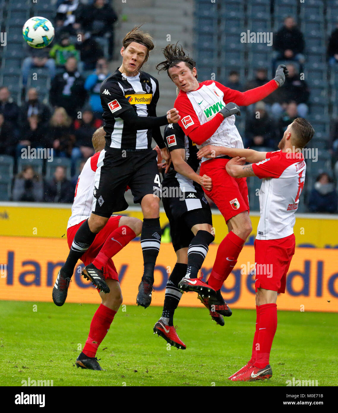 Sport, calcio, Bundesliga, 2017/2018, Borussia Moenchengladbach vs FC Augsburg 2:0, Stadio Borussia Park, scena del match, antenna duello, Jannik Vestergaard (MG) a sinistra e Michael Gregoritsch (FCA) Foto Stock