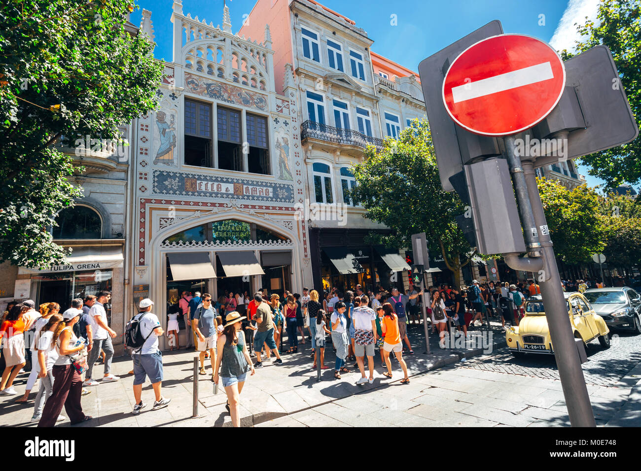 Famosa biblioteca e il Book Shop Livrarira Lello in Porto, Portogallo. Turist nella parte anteriore della libreria in attesa di entrata. Harry Poter Libreria. Foto Stock