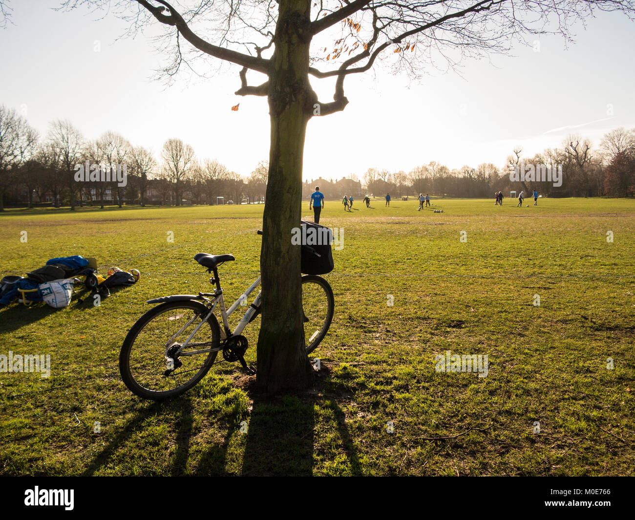 Una bicicletta sostennero contro un albero per alcuni inverno allenamento di calcio Foto Stock