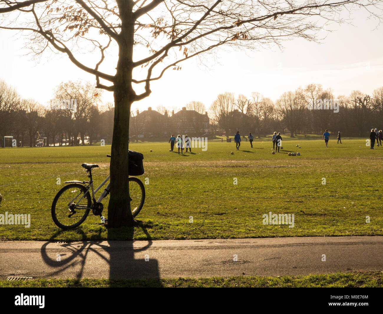 Una bicicletta sostennero contro un albero per alcuni inverno allenamento di calcio Foto Stock