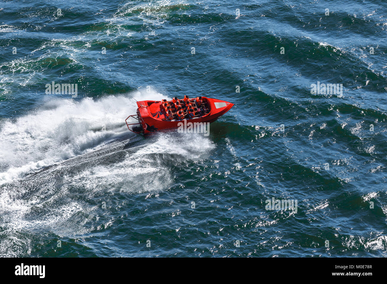 Imbarcazione a motore di guida o in barca a vela con molto veloce in acqua Foto Stock