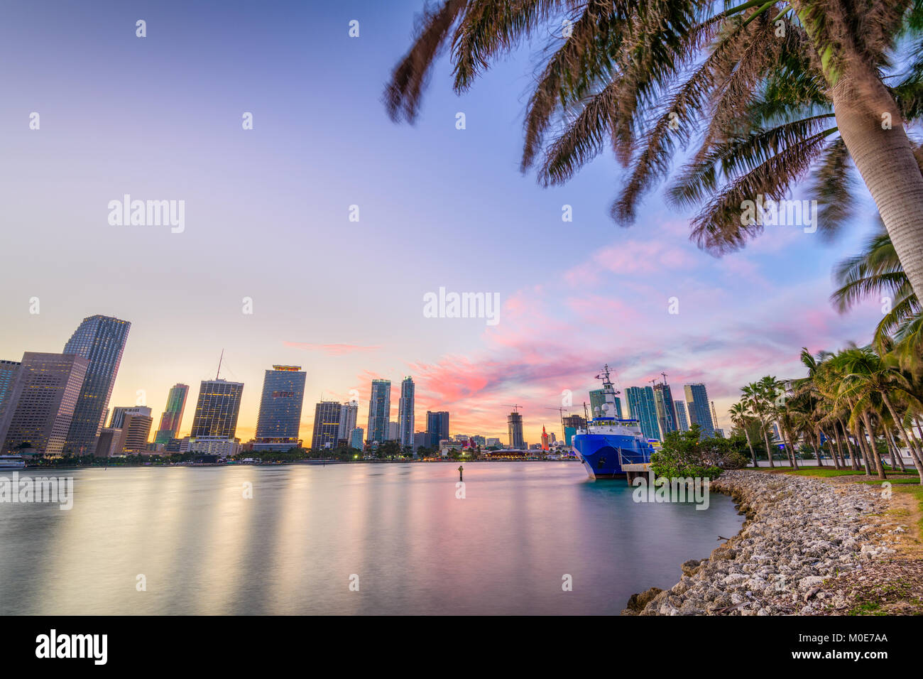 Miami, Florida, Stati Uniti d'America skyline Bisayne sulla baia al tramonto. Foto Stock