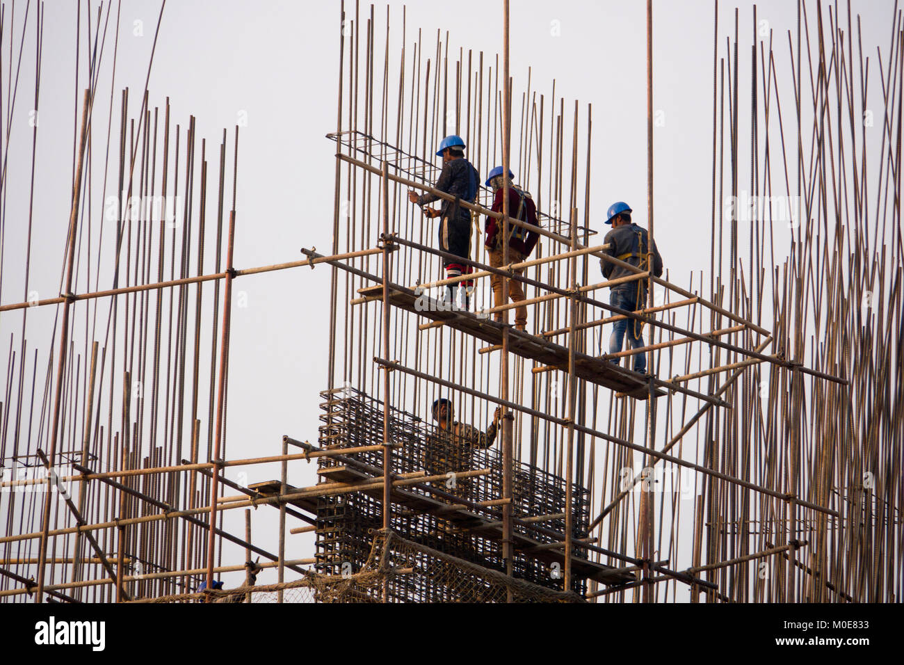 Lavoratori edili di fissaggio in acciaio alto edificio progetto in Kathmandu, Nepal Foto Stock