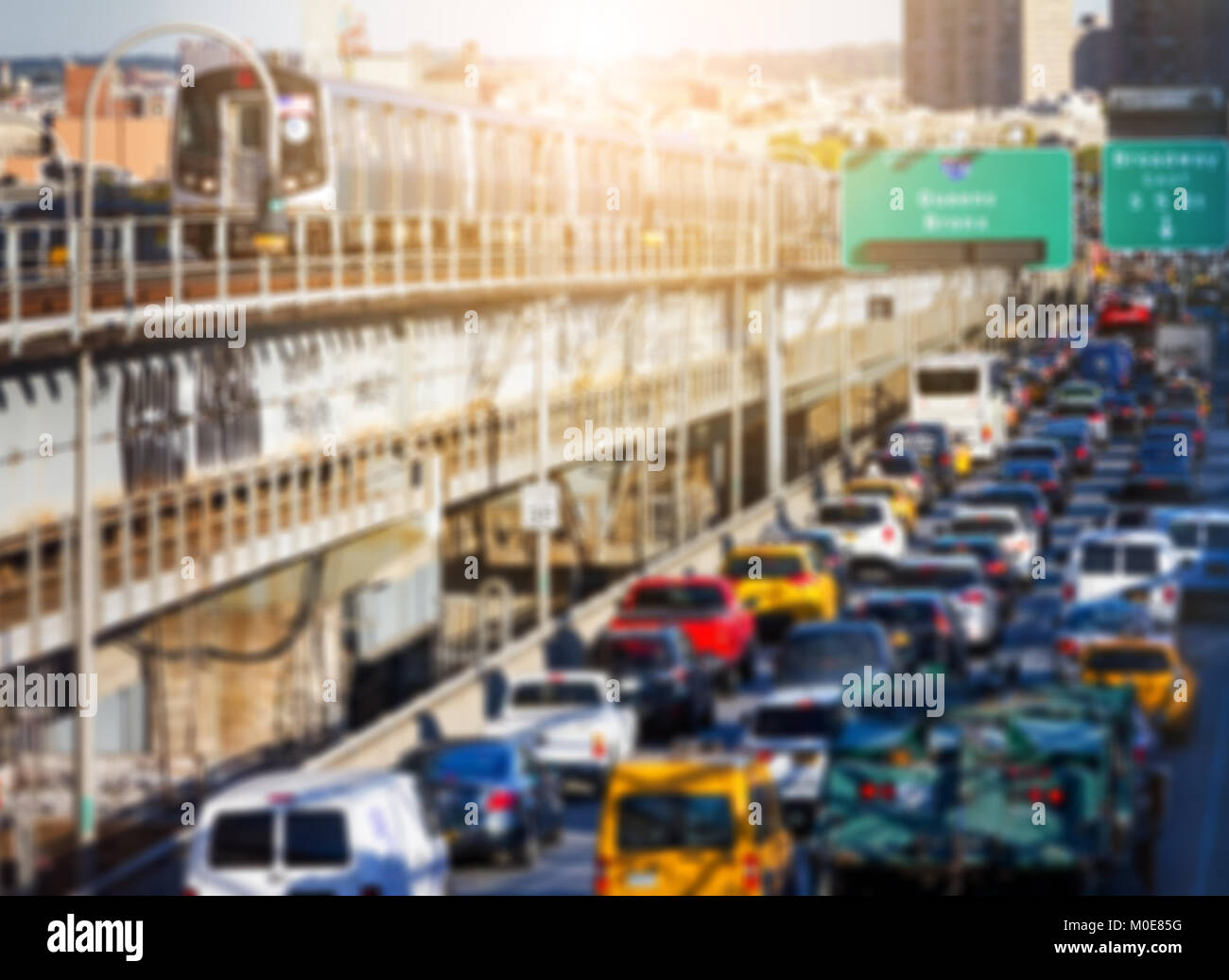New York City Rush Hour ingorgo sull'Williamsburg Ponte di Brooklyn a New York City con automobili, autobus, taxi e metropolitana con il bagliore di luce del sole Foto Stock