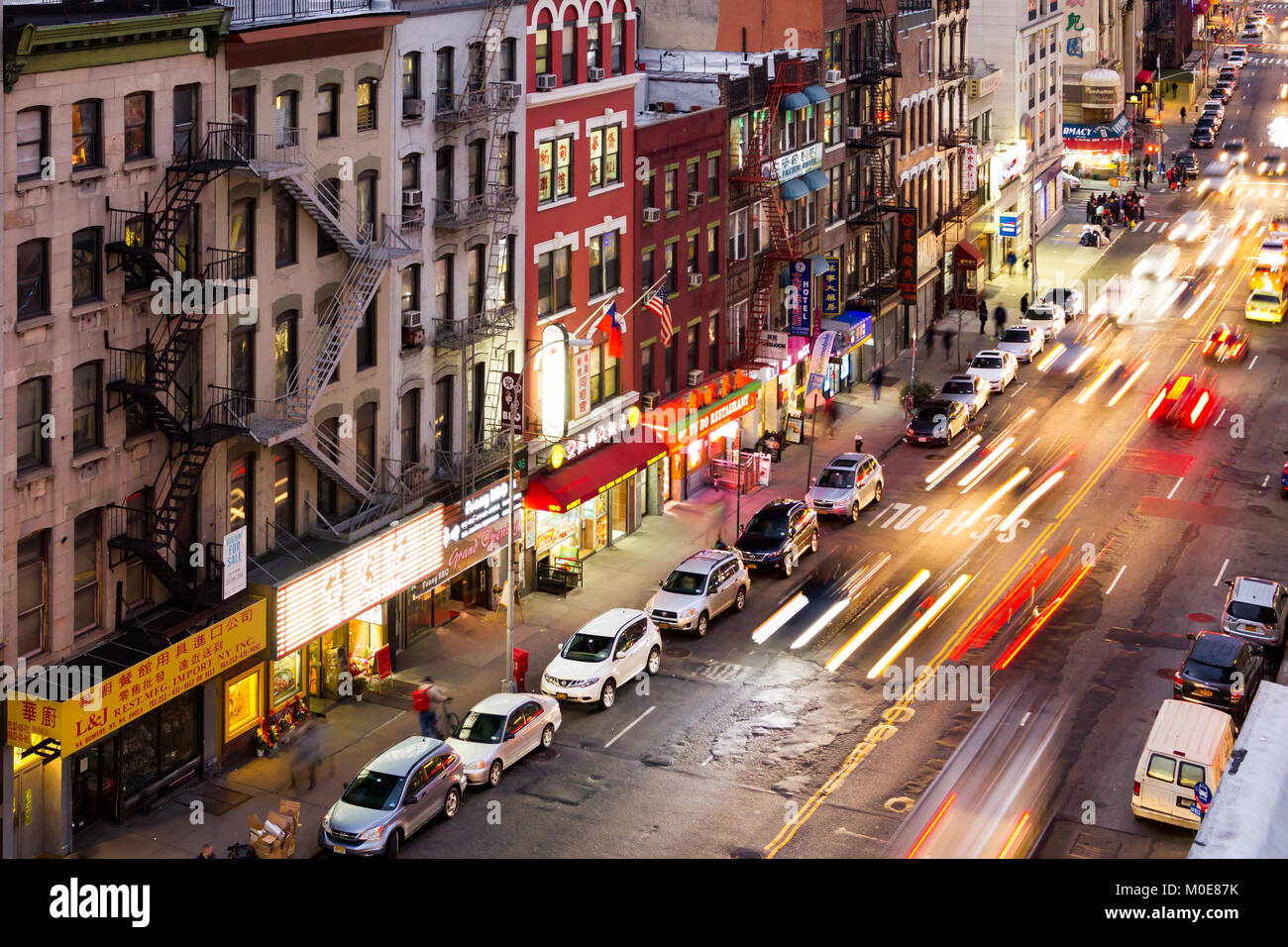 NEW YORK CITY - circa 2017: Bowery Street è occupato con la folla di persone e il traffico nel colorato quartiere di Chinatown di Manhattan a New York ci Foto Stock