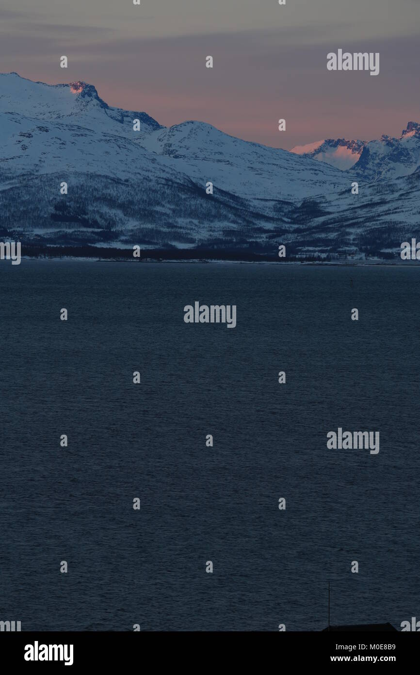 Primo assaggio di sole nelle montagne circostanti Tromsø dopo la Polarnight Foto Stock