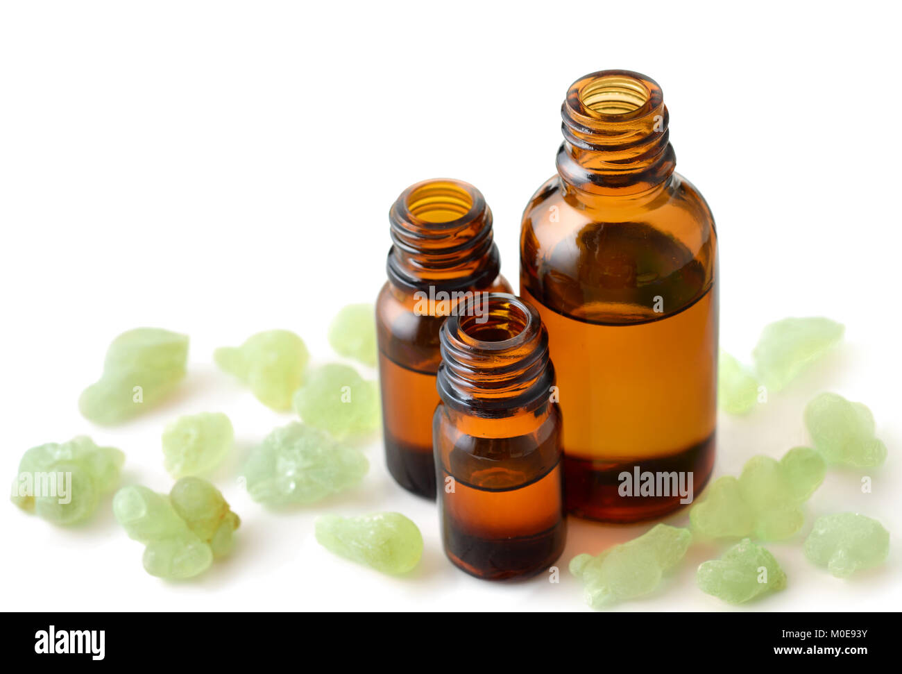 Verde incenso olio essenziale isolati su sfondo bianco Foto Stock