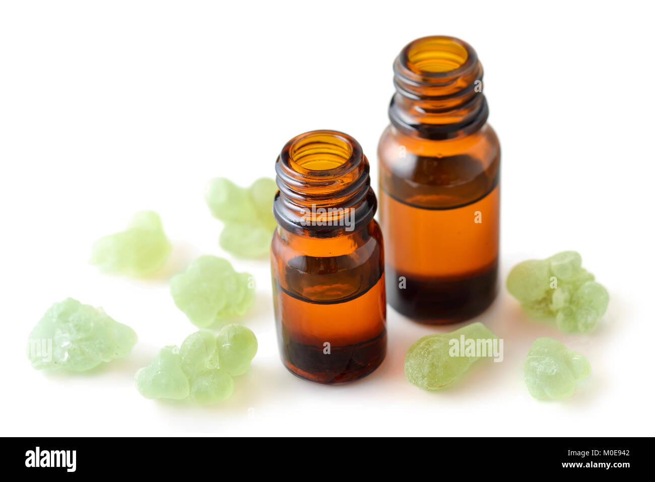 Verde incenso olio essenziale isolati su sfondo bianco Foto Stock
