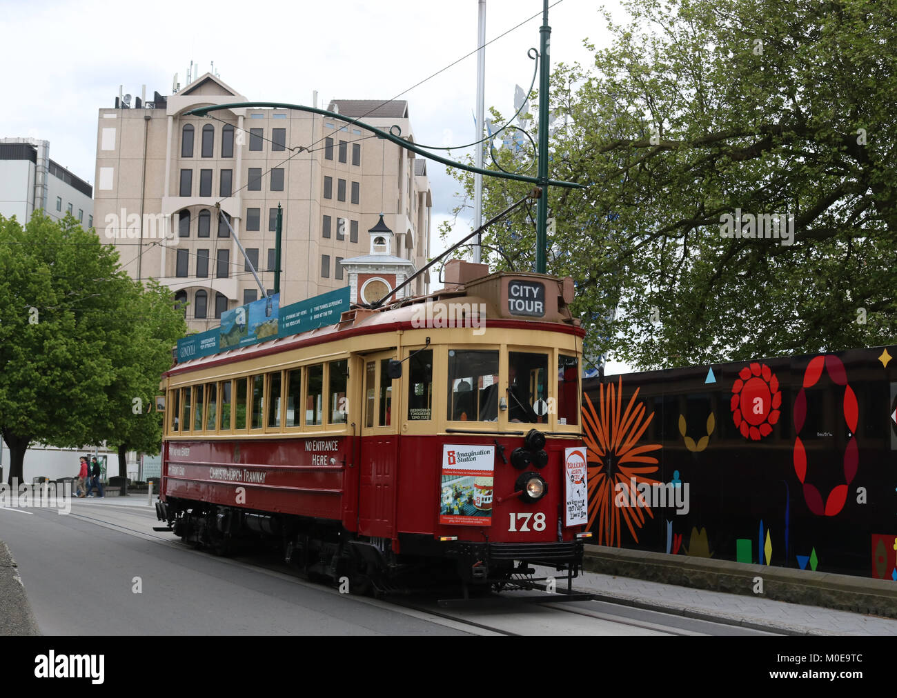 Boon costruito il tram numero 178, un tram storico azionato da Christchurch tranviarie, su un Tour della città passando attraverso Piazza della Cattedrale di Christchurch, Nuova Zelanda. Foto Stock