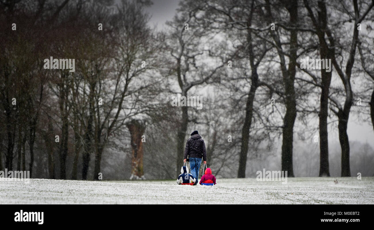 Oxford, Regno Unito. Xxi gen, 2018. Neve in Oxford. Bob Madden e i suoi figli Oscar e Olivia fuori con le loro slitte sulle pendici del Oxfords parchi del sud. Foto di Richard Cave 21.01.18 Credito: Richard Cave/Alamy Live News Foto Stock