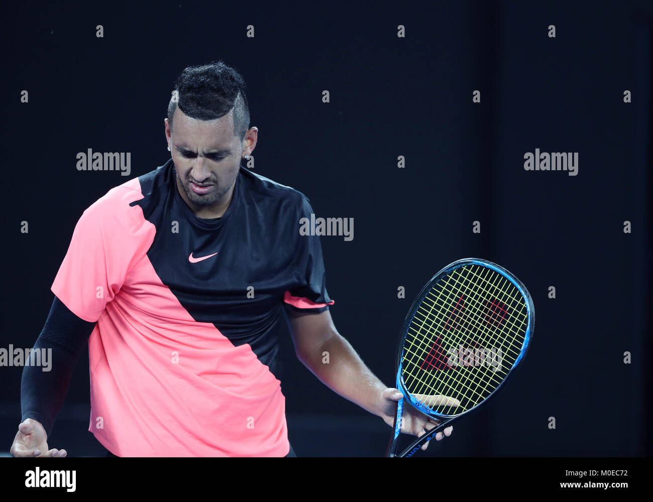 Melbourne, Australia. Xxi gen, 2018. Nick Kyrgios dell Australia reagisce durante gli uomini singoli quarto round match contro Grigor Dimitrov della Bulgaria a Australian Open 2018 a Melbourne, Australia, Gennaio 21, 2018. Credito: Bai Xuefei/Xinhua/Alamy Live News Foto Stock