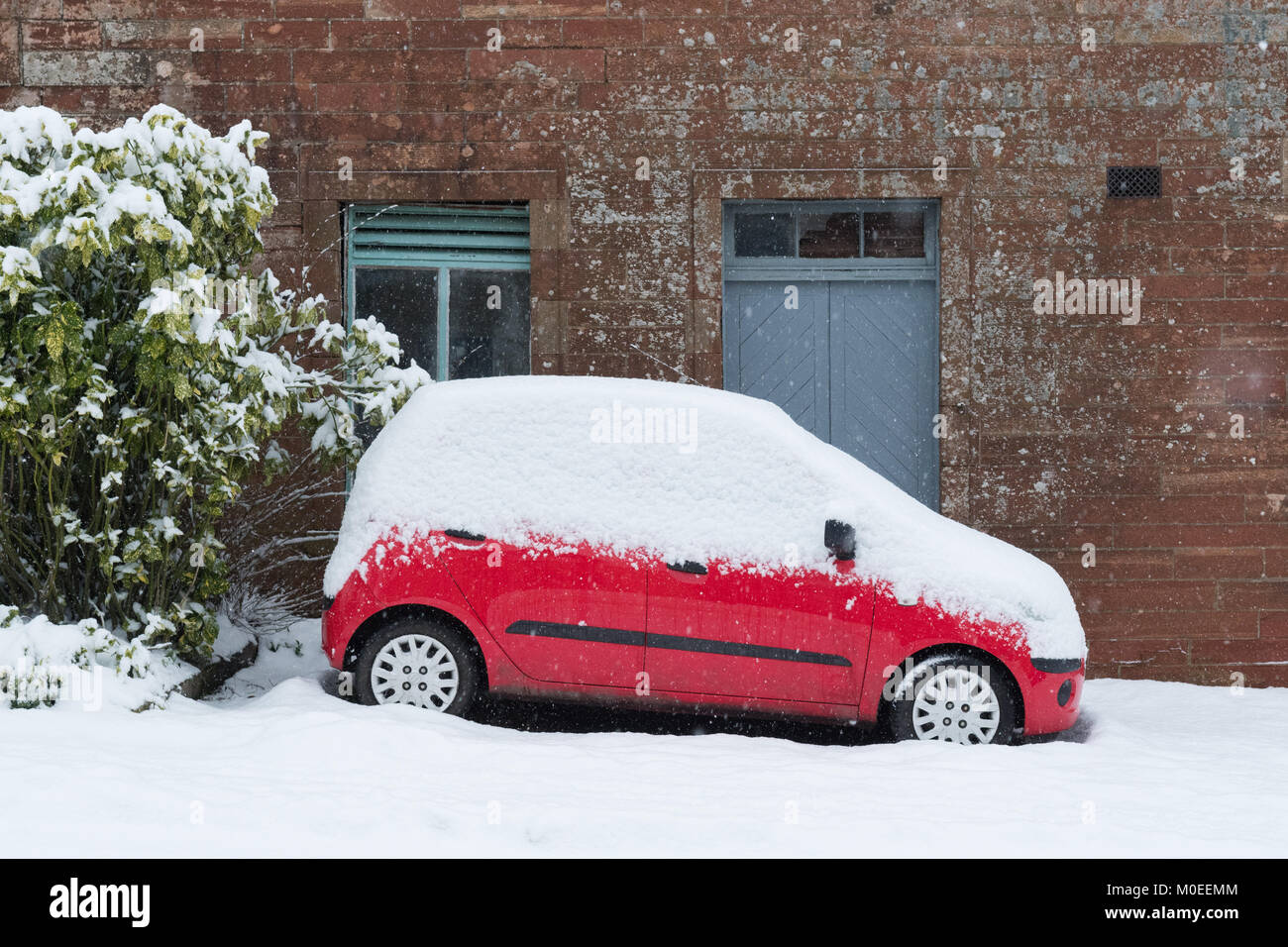 A Killearn, Stirlingshire, Scotland, Regno Unito - 21 Gennaio 2018: Regno Unito meteo - forte nevicata nel villaggio di Stirlingshire del credito a Killearn: Kay Roxby/Alamy Live News Foto Stock