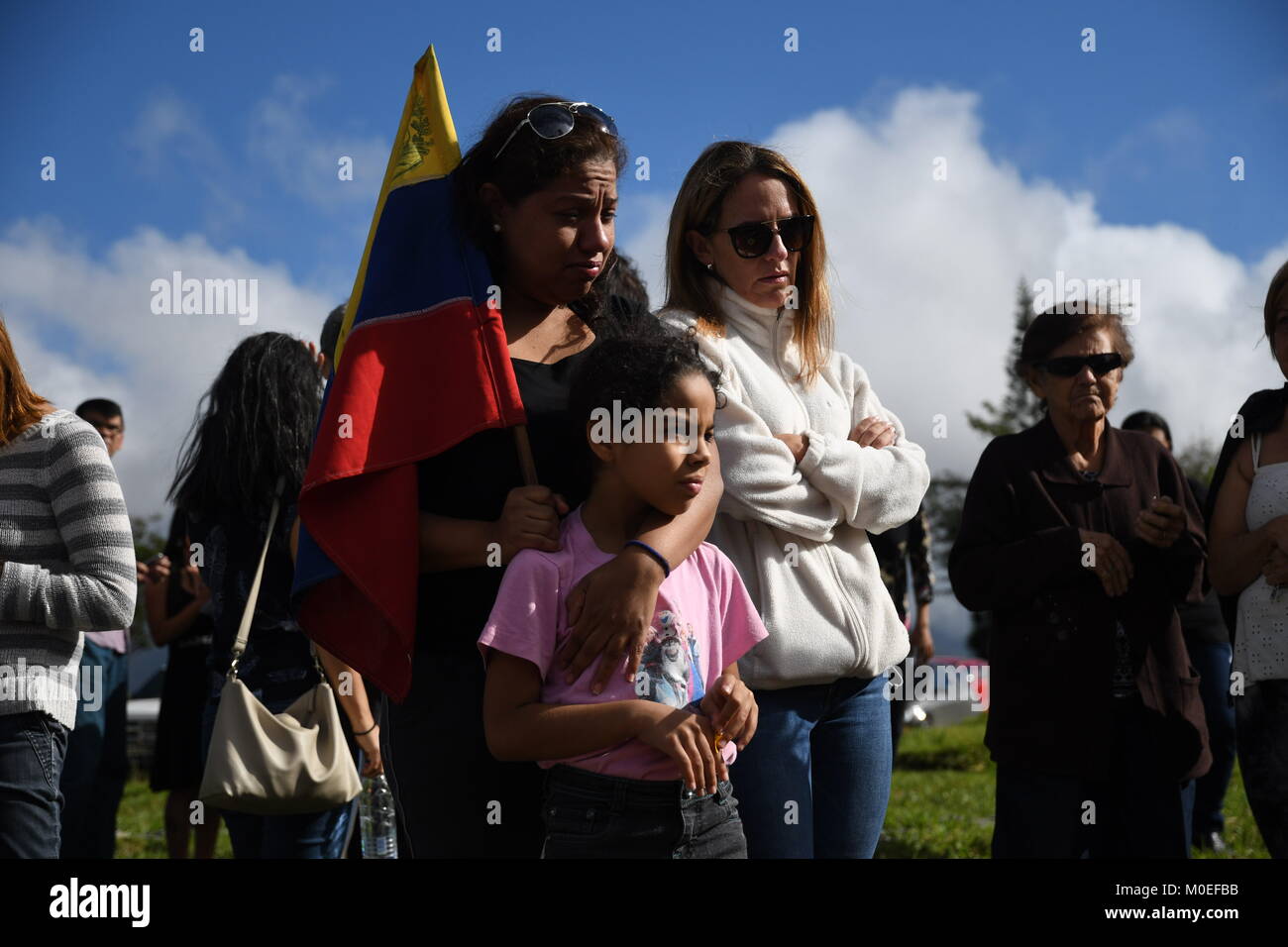 Caracas, Venezuela. Xxi gen, 2018. I membri della famiglia si vede ripartiti di fronte al grave durante il funerale.Il corpo di Oscar Perez, ispettore di polizia scientifica, fu sepolto nel cimitero di orientale. Il funerale era sorvegliato da agenti della Guardia Nazionale e solo la zia potrebbe vedere il corpo e la testimonianza del funerale. Il cimitero è stato chiuso fino a 8:00 am quando la guardia nazionale ha deciso di ritirarsi e consentire l'accesso al pubblico. La società civile e i membri della famiglia pagato rispetto alla tomba dell'ispettore. Credito: Roman Camacho/SOPA/ZUMA filo/Alamy Live News Foto Stock