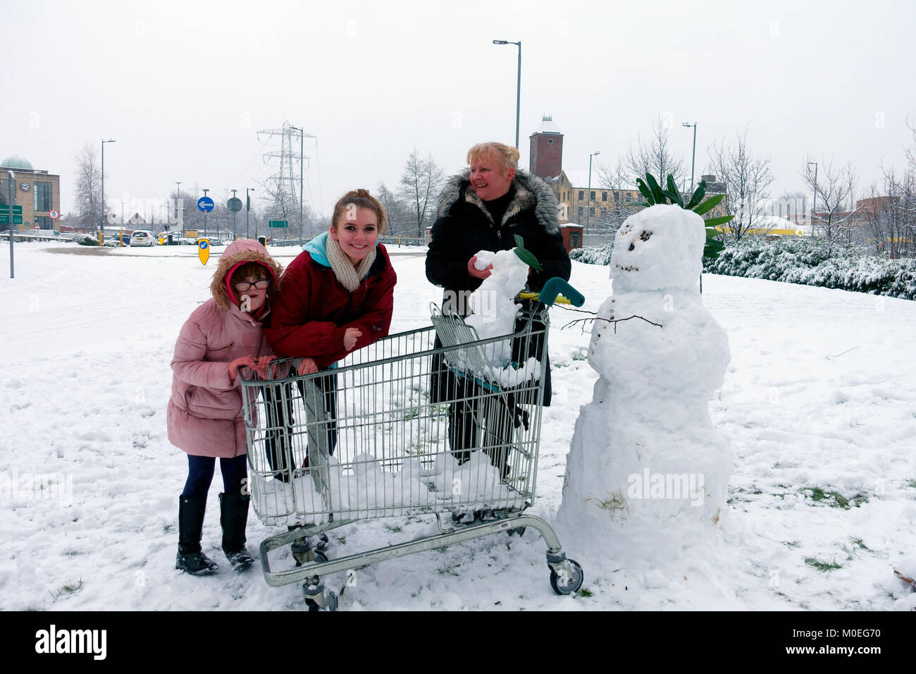 Pupazzo di neve baby sitting nel supermercato Carrello della Spesa Foto Stock