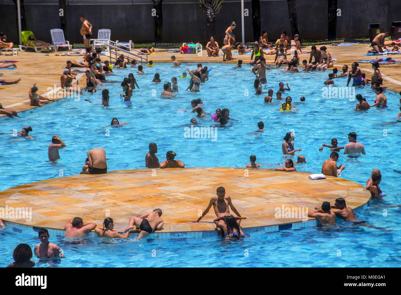 21 gennaio 2018 - SÃ¢O Paulo, SÃ£o Paulo, Brasile - Sao Paulo SP, SP 21/01/2018 Estate a SÃƒO PAULOi: bagnanti divertirsi sul pool di Sesc Belenzinho, oggi la sensazione termica ha raggiunto 35 gradi nella città di SÃ£o Paulo, 21 gennaio, 2018. Credito: Cris Faga/ZUMA filo/Alamy Live News Foto Stock