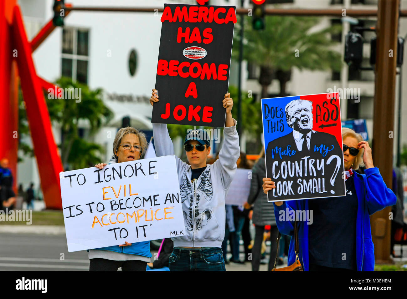 Sarasota, STATI UNITI D'AMERICA. Xx gen, 2018. Persone presso le donne del marzo nel centro di Sarasota FL, parte di noi ampia dimostrazione contro Donald Trump e global Me anche problemi. Credito: immagini-USA/Alamy Live News Foto Stock