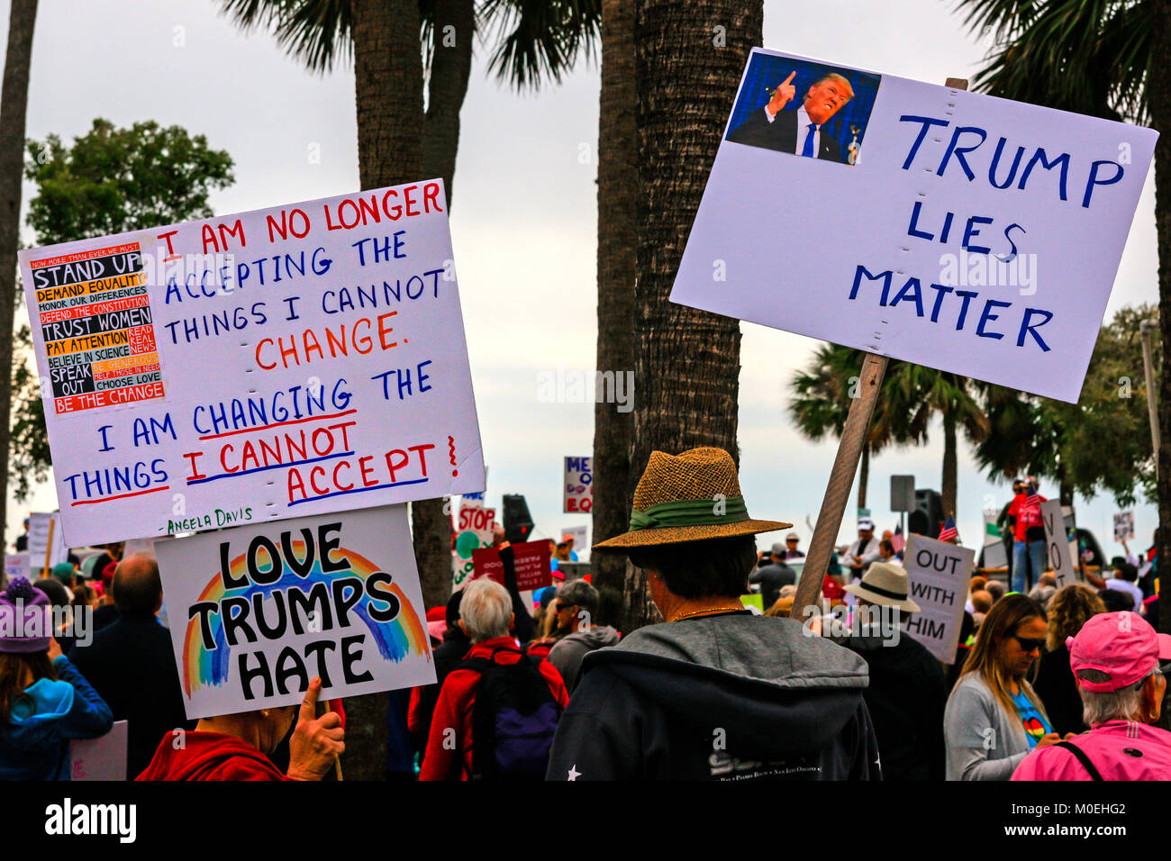 Sarasota, STATI UNITI D'AMERICA. Xx gen, 2018. Persone presso le donne del marzo nel centro di Sarasota FL, parte di noi ampia dimostrazione contro Donald Trump e global Me anche problemi. Credito: immagini-USA/Alamy Live News Foto Stock