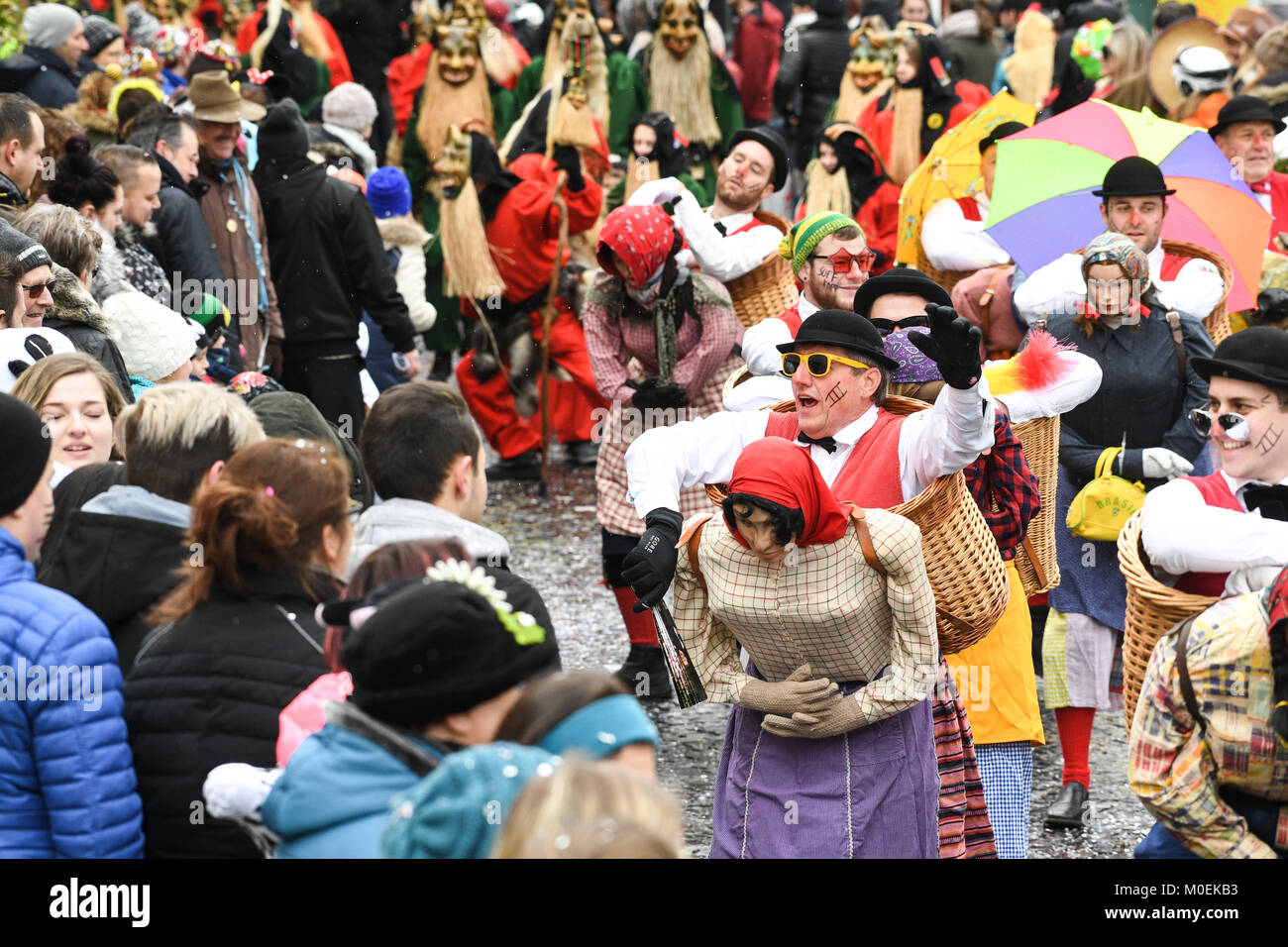 Ulm An der Donau, Germania. Xxi gen, 2018. "Krettenweiber' dal Ehingen mostrato durante il tradizionale Narrensprung (lit. stolti salto) processione rendendo il loro modo attraverso Ulm an der Donau, Germania, 21 gennaio 2018. Credito: Felix Kästle/dpa/Alamy Live News Foto Stock