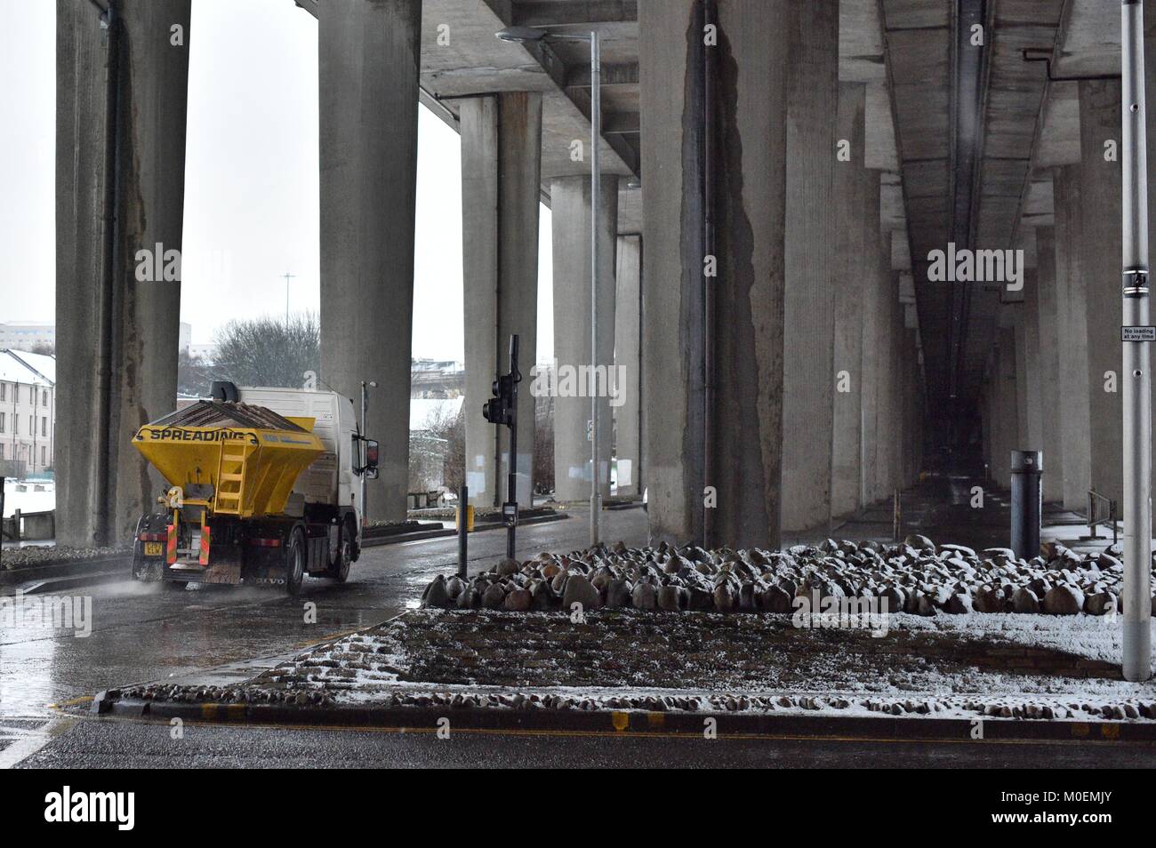 Glasgow, Regno Unito. Xxi gen, 2018. Un gritter camion rigidi sotto il Kingston Bridge in Glasgow Credit: Tony Clerkson/Alamy Live News Foto Stock