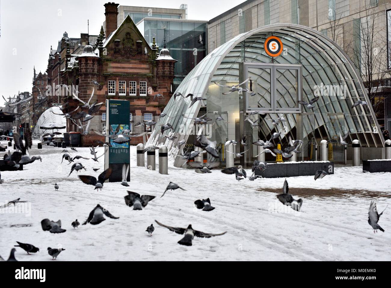 Glasgow, Regno Unito. Xxi gen, 2018. Un branco di piccioni prendono il volo a snowy St Enoch subway statiion Credito: Tony Clerkson/Alamy Live News Foto Stock