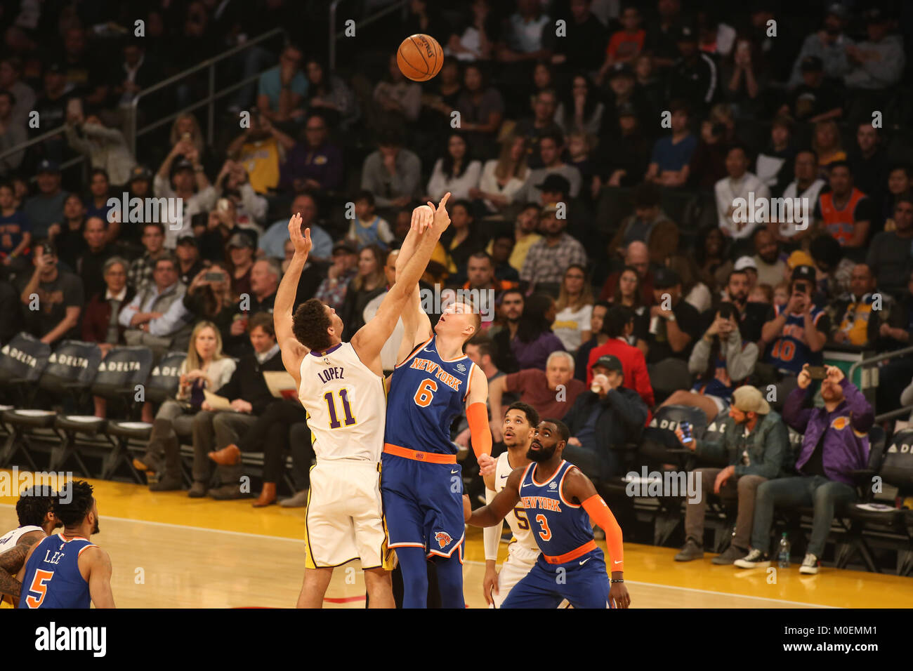 Los Angeles, CA, Stati Uniti d'America. Xxi gen, 2018. New York Knicks avanti Kristaps Porzingis (6) sulla sfera di salto con Los Angeles Lakers center Brook Lopez (11) durante la New York Knicks vs Los Angeles Lakers a Staples Center il 21 gennaio 2018. (Foto di Jevone Moore) Credito: csm/Alamy Live News Foto Stock