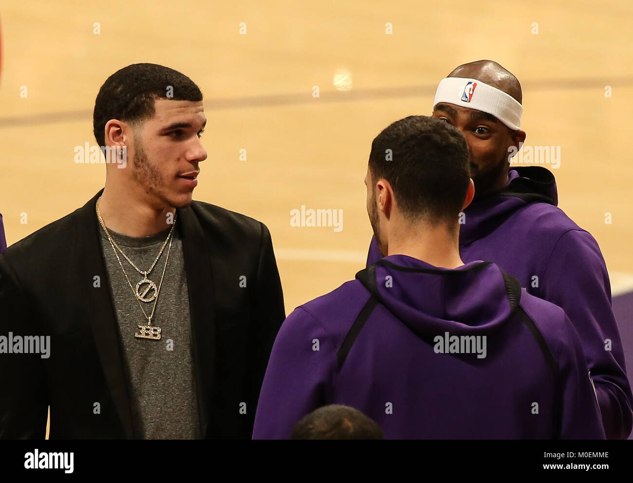 Los Angeles, CA, Stati Uniti d'America. Xxi gen, 2018. Los Angeles Lakers guard Lonzo sfera (2) Parlare con i tuoi compagni di squadra durante il New York Knicks vs Los Angeles Lakers a Staples Center il 21 gennaio 2018. (Foto di Jevone Moore) Credito: csm/Alamy Live News Foto Stock