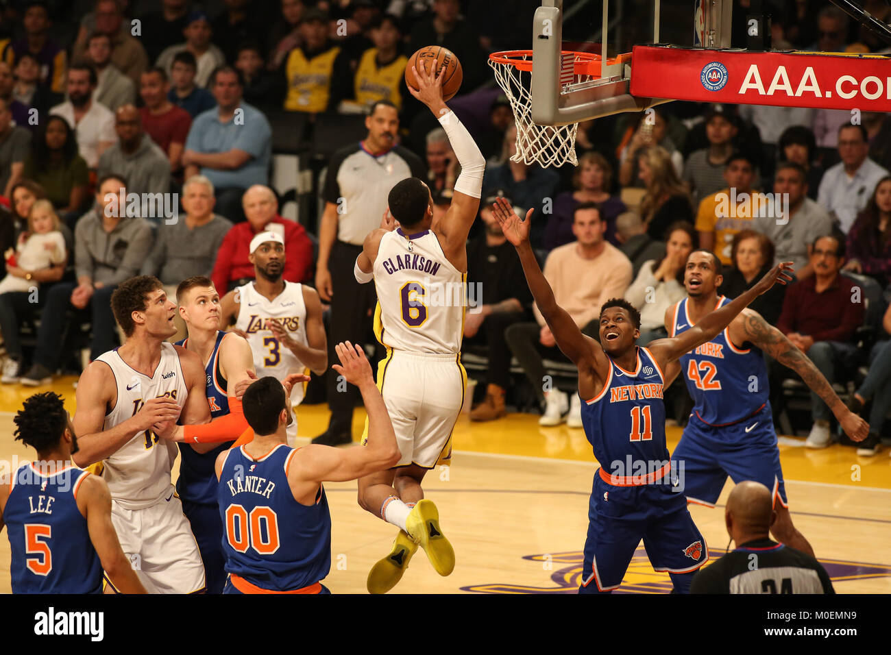 Los Angeles, CA, Stati Uniti d'America. Xxi gen, 2018. Los Angeles Lakers guard Giordania Clarkson (6) salendo per una dunk durante il New York Knicks vs Los Angeles Lakers a Staples Center il 21 gennaio 2018. (Foto di Jevone Moore) Credito: csm/Alamy Live News Foto Stock