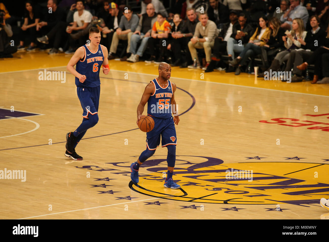 Los Angeles, CA, Stati Uniti d'America. Xxi gen, 2018. New York Knicks guard Jarrett Jack (55) portare la palla fino alla Corte nel corso del New York Knicks vs Los Angeles Lakers a Staples Center il 21 gennaio 2018. (Foto di Jevone Moore) Credito: csm/Alamy Live News Foto Stock