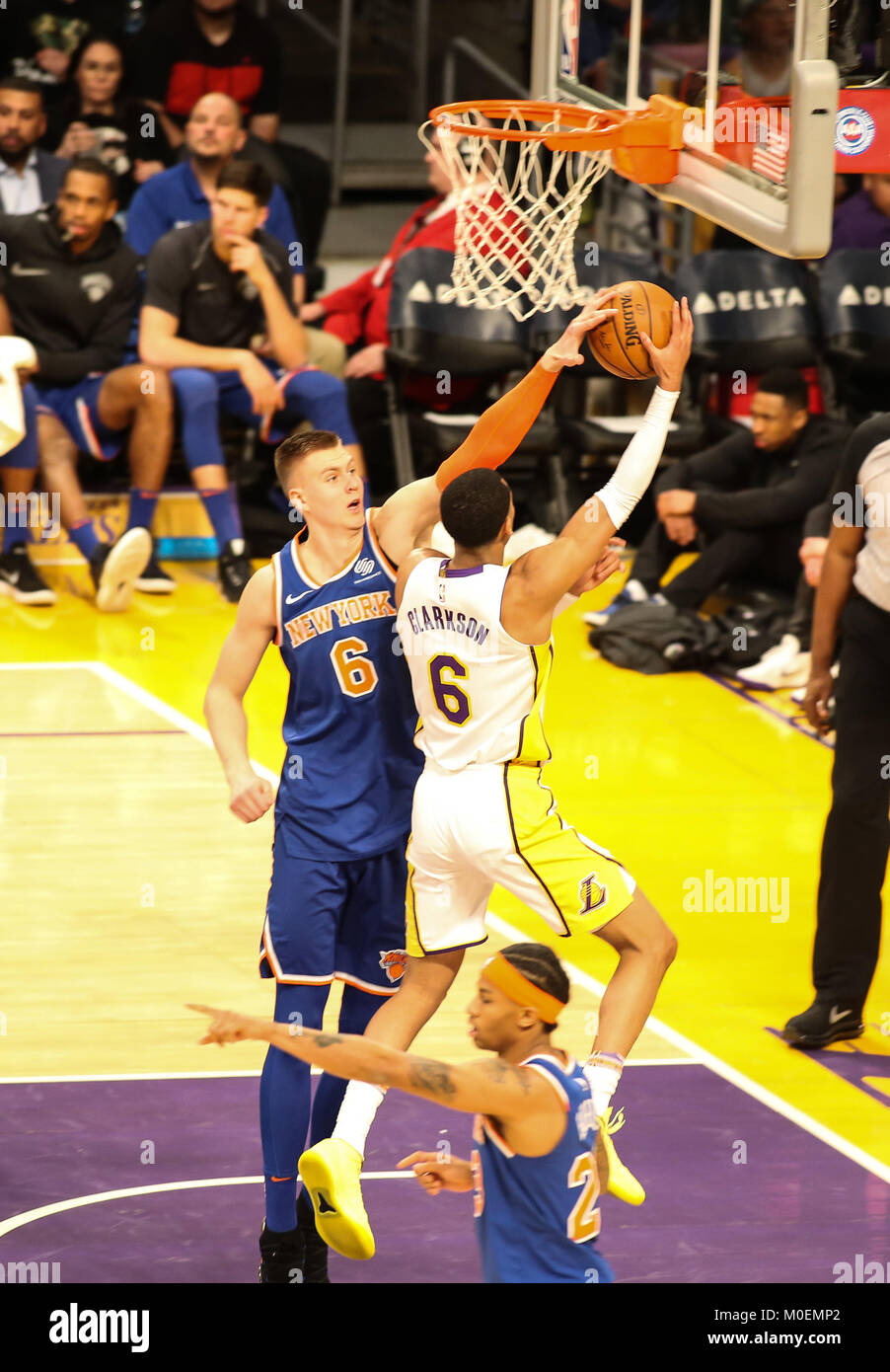 Los Angeles, CA, Stati Uniti d'America. Xxi gen, 2018. Los Angeles Lakers guard Giordania Clarkson (6) shot essendo bloccato da New York Knicks avanti Kristaps Porzingis (6)durante il New York Knicks vs Los Angeles Lakers a Staples Center il 21 gennaio 2018. (Foto di Jevone Moore) Credito: csm/Alamy Live News Foto Stock