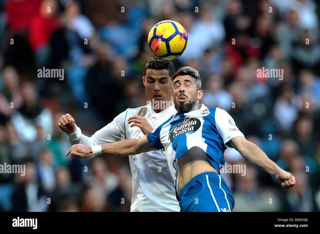 Madrid, Spagna. Xxi gen, 2018. Il Real Madrid di Cristiano Ronaldo (L) vies con La Coruna's Luisinho durante un campionato spagnolo match tra il Real Madrid e Deportivo de la Coruña in Spagna a Madrid, a gennaio 21, 2018. Il Real Madrid vince 7-1. Credito: Juan Carlos/Xinhua/Alamy Live News Foto Stock