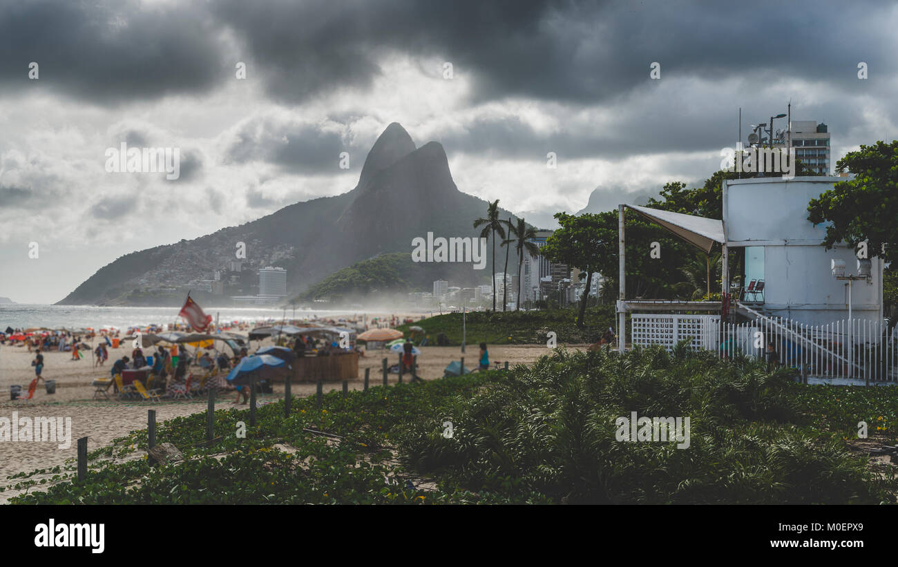 Nuvole drammatica che si affaccia Ipanema, a Rio de Janeiro in Brasile. Atlantico fresco pioggia la vegetazione di foresta in portoghese noto come Osklen Foto Stock