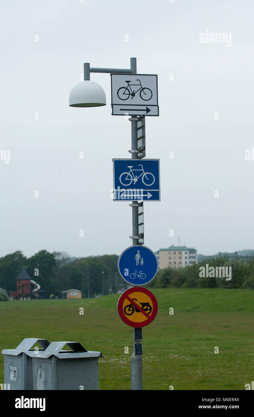 Segni di bicicletta su un post, Helsingborg, Svezia. Foto Stock