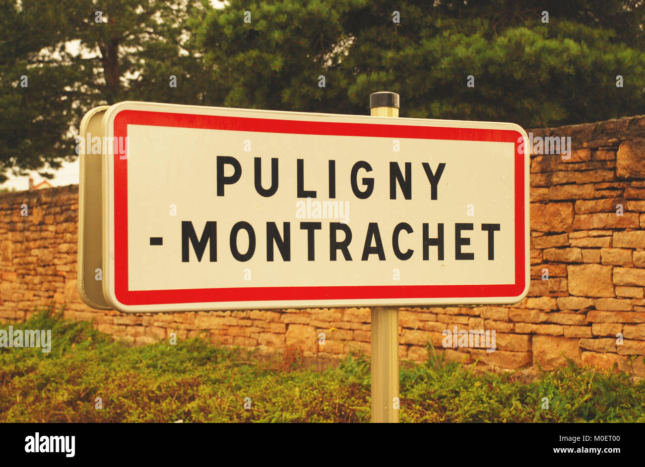 Villaggio Puligny-Montrachet segno, Cote d'Or, Borgogna, Francia Foto Stock