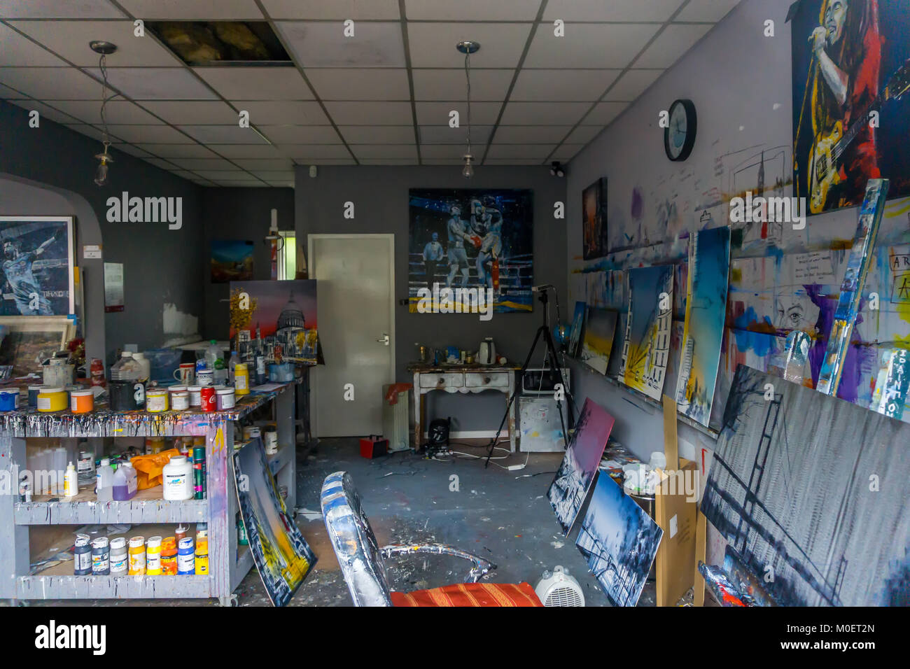 Shop of paints immagini e fotografie stock ad alta risoluzione - Alamy