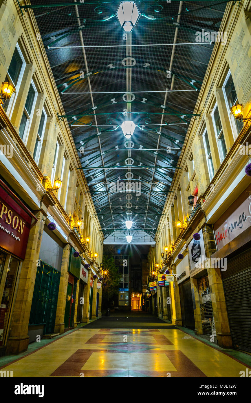 Imperial Arcade, Huddersfield, Regno Unito durante la notte. Foto Stock