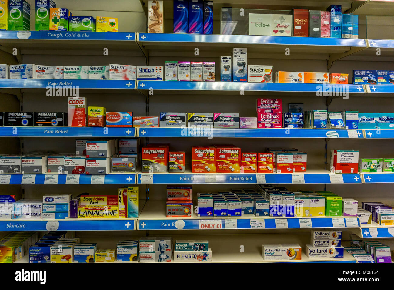Antidolorifici (analgesici) su un ripiano di farmacia in una farmacia inglese. Foto Stock