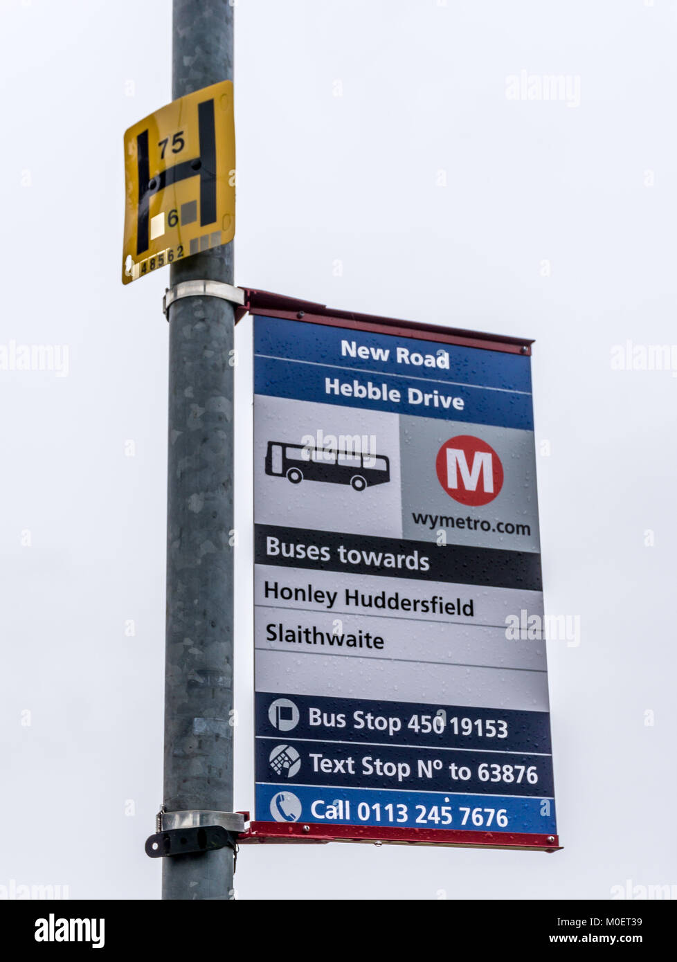 Fermata bus segno, Strada Nuova e hebble drive, Leeds, West Yorkshire, Inghilterra, Regno Unito Foto Stock