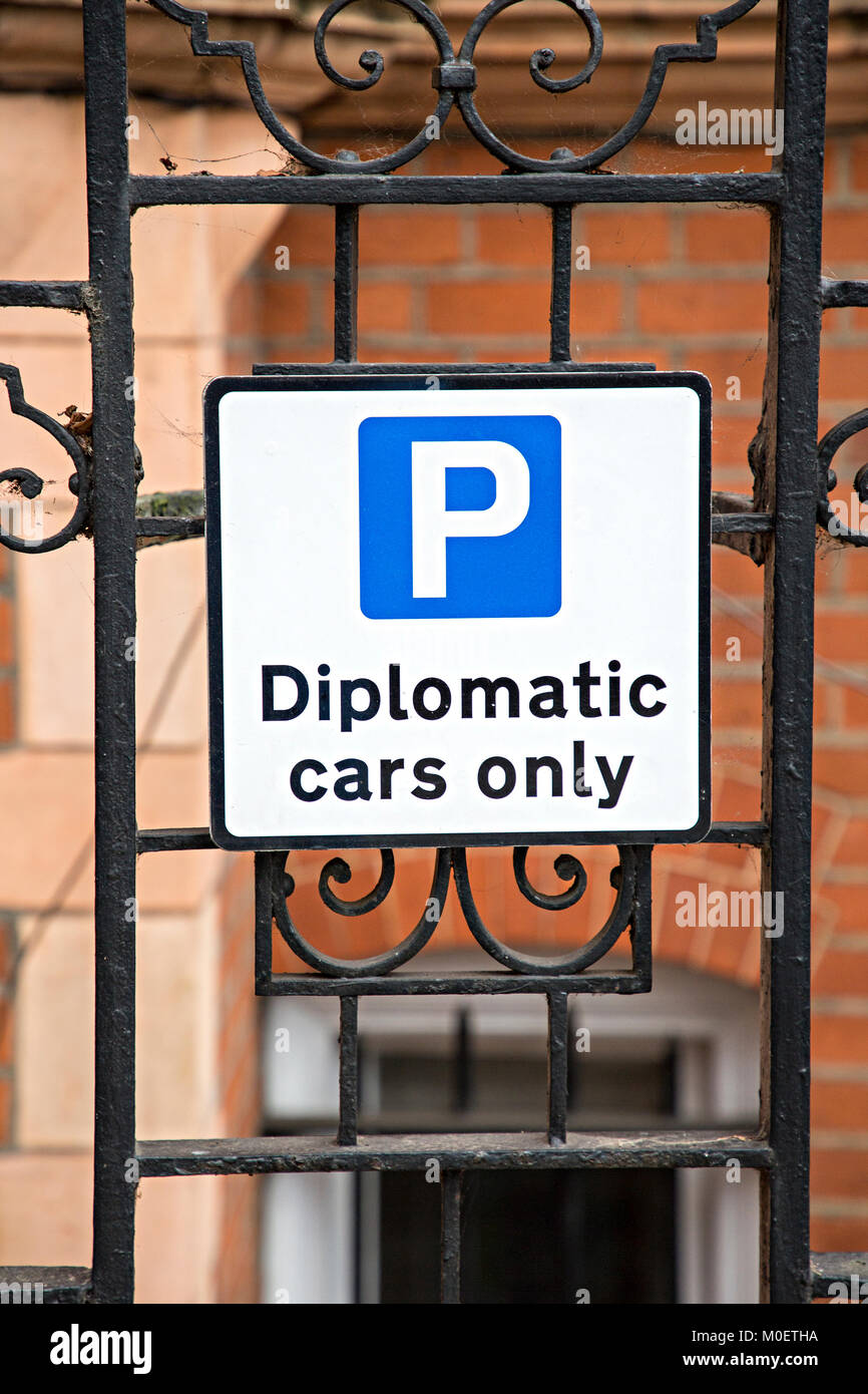 Parcheggio per auto diplomatiche solo in Bolton Gardens, Londra SW5 Foto Stock