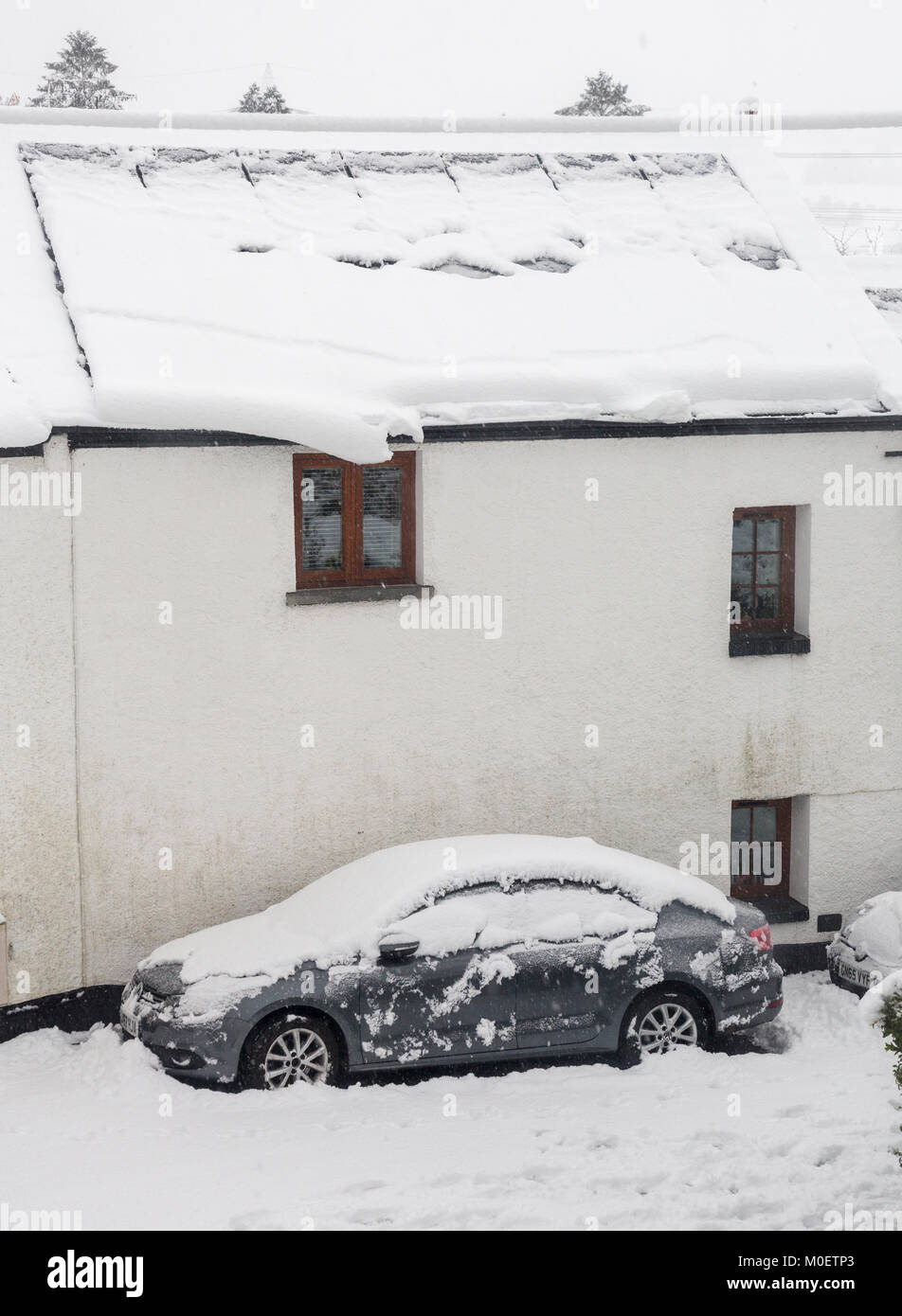 Pannelli solari sulla casa ricoperta di neve attorno alla diapositiva off, Llanfoist, Abergavenny, Wales, Regno Unito Foto Stock