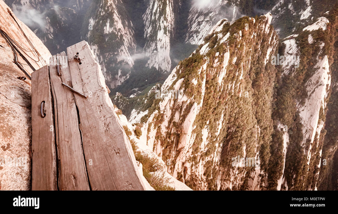 Plank trail a Mount Hua, mondi più pericoloso di escursione, dai toni di colore immagine, Cina. Foto Stock