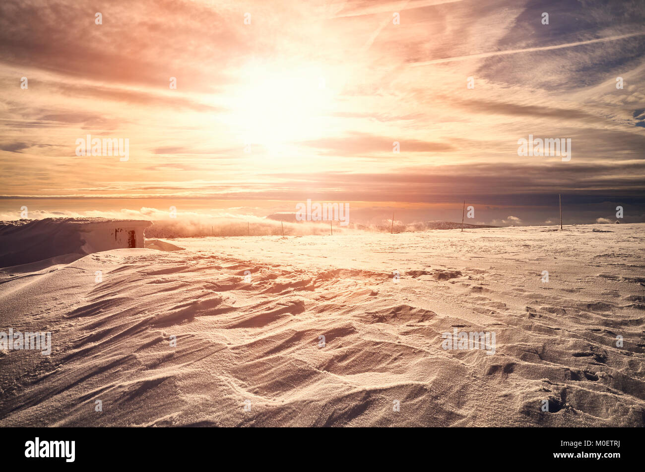 In inverno il paesaggio di montagna al tramonto, natura dello sfondo. Foto Stock