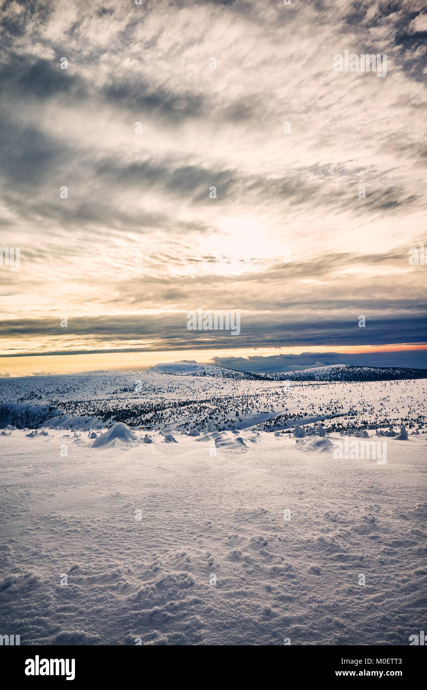 In inverno il paesaggio di montagna al tramonto, natura dello sfondo. Foto Stock