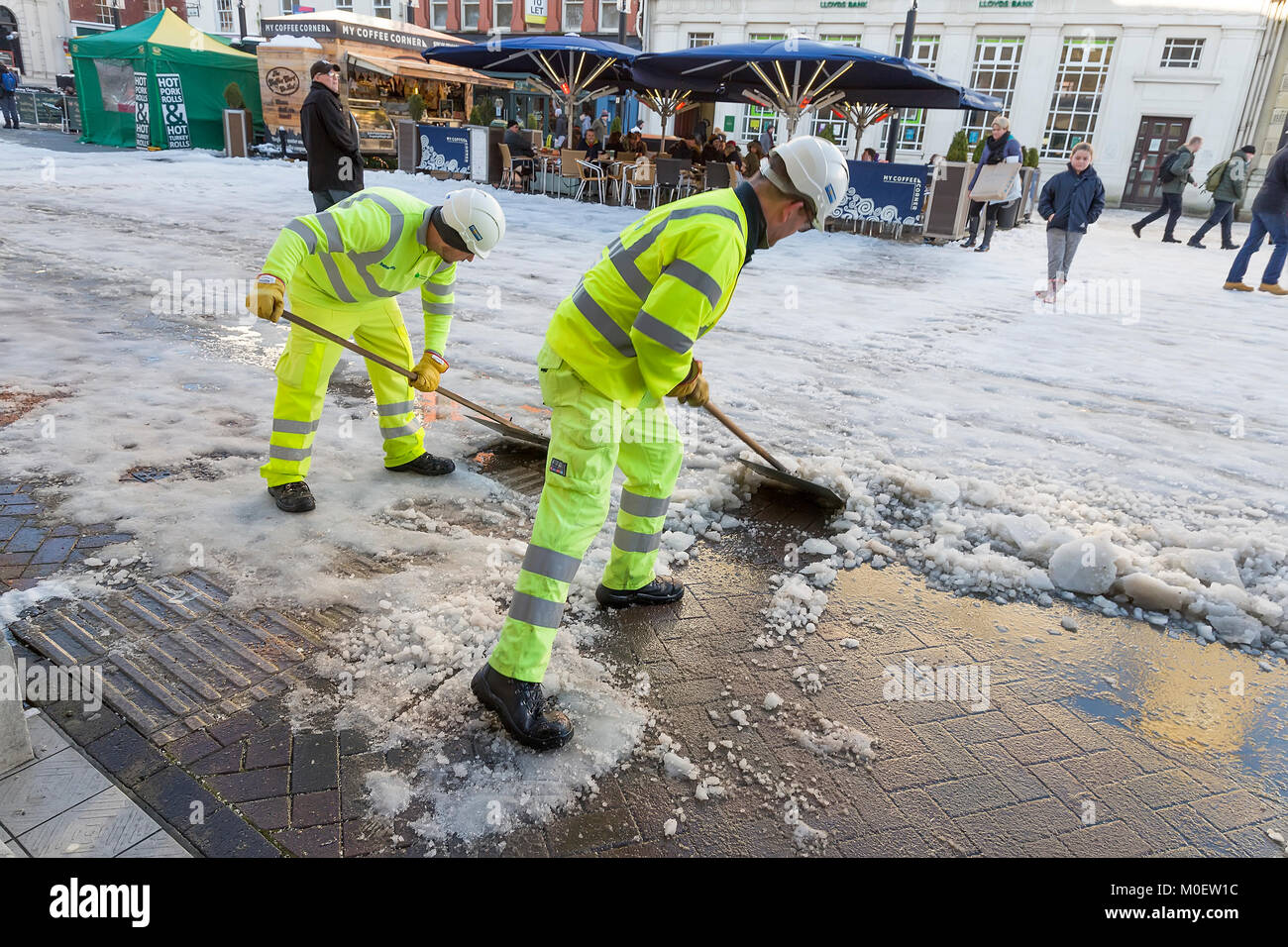 Operai la rimozione di neve dal centro shopping street, Hereford, Regno Unito Foto Stock