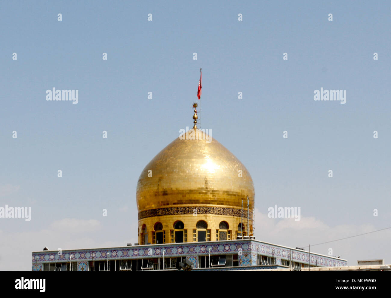 Colpo esterno per la cupola di Sayeda Zeinab santuario in Damasco Capitale della Siria, che mostra il santuario con una cupola dorata. Foto Stock