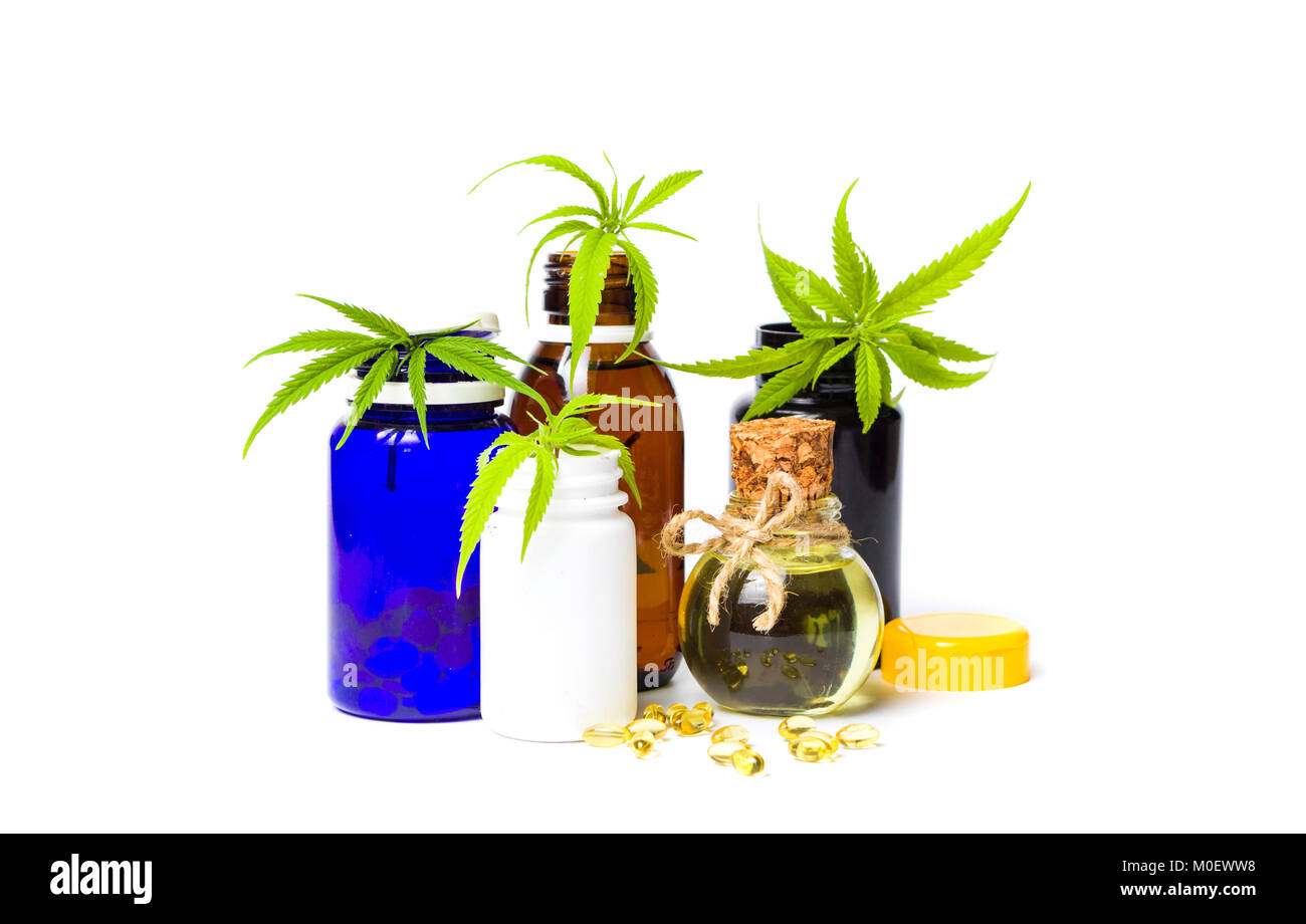 La marijuana le bottiglie di olio e foglie isolato su bianco Foto Stock