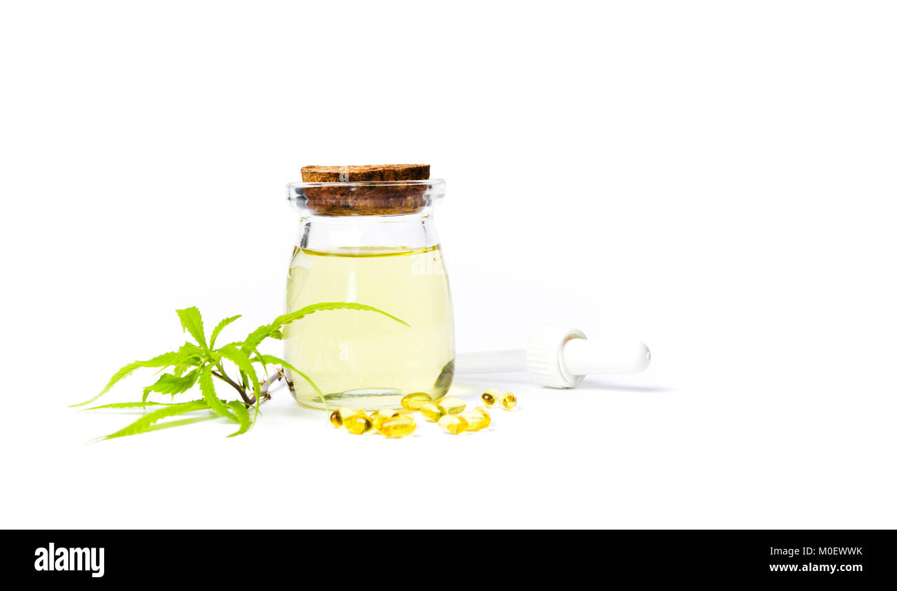 La marijuana bottiglia di olio isolati su sfondo bianco Foto Stock