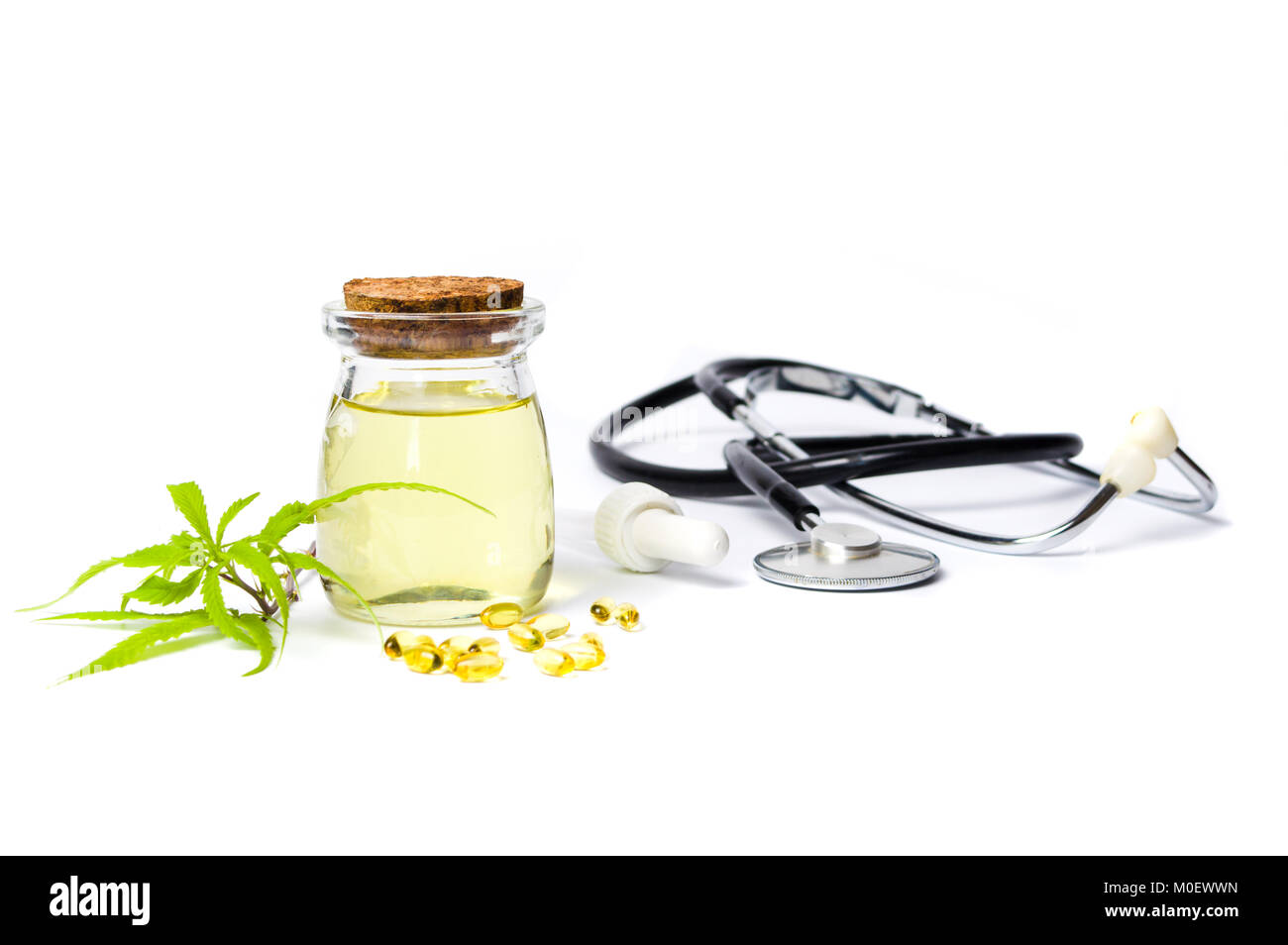 La marijuana bottiglia di olio isolati su sfondo bianco Foto Stock