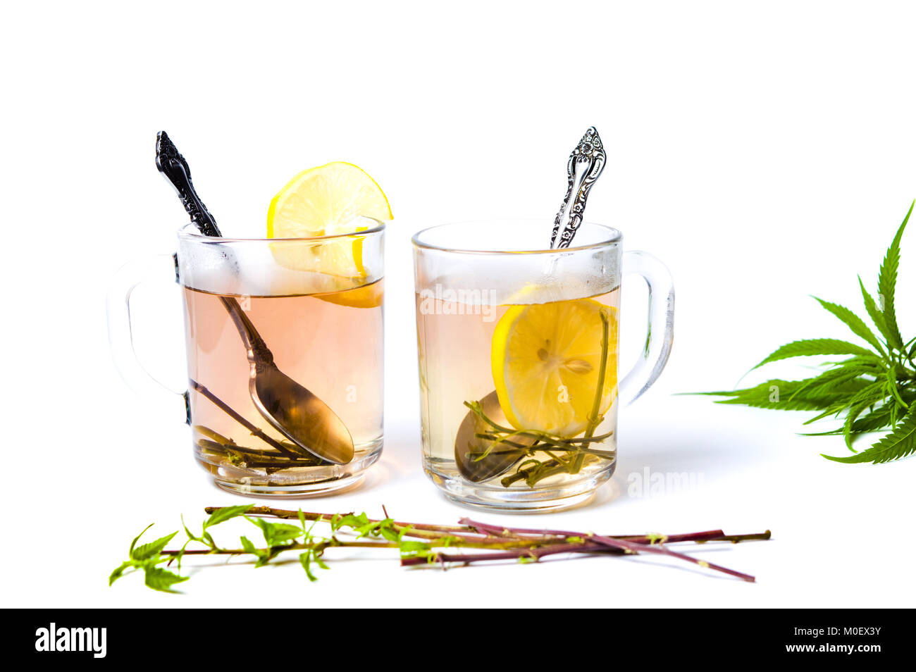Il tè di marijuana e rami isolato su bianco Foto Stock