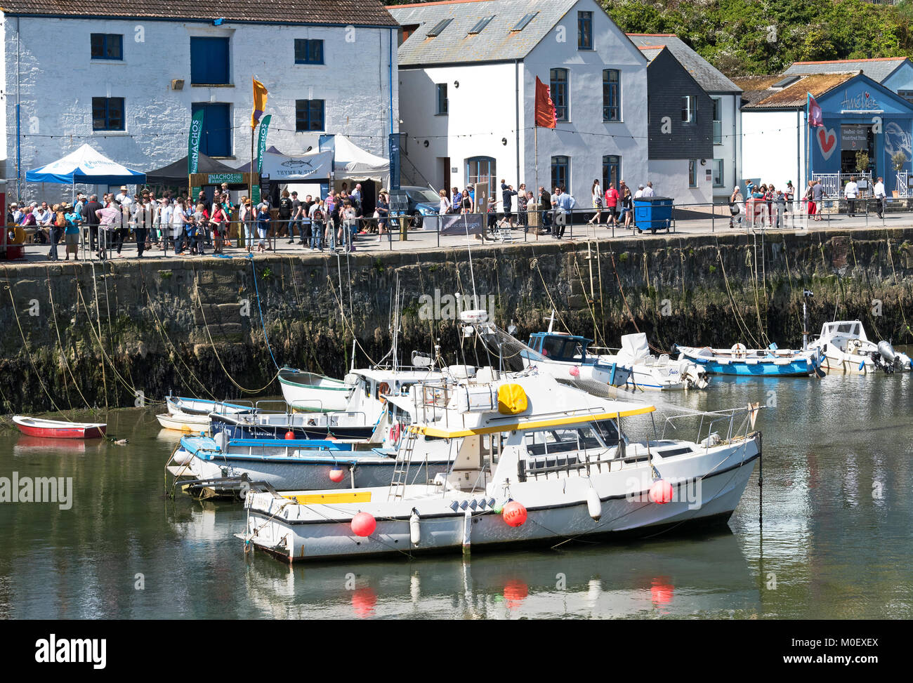 Barche da pesca nel porto di porthleven, Cornwall, Inghilterra, Regno Unito. Foto Stock